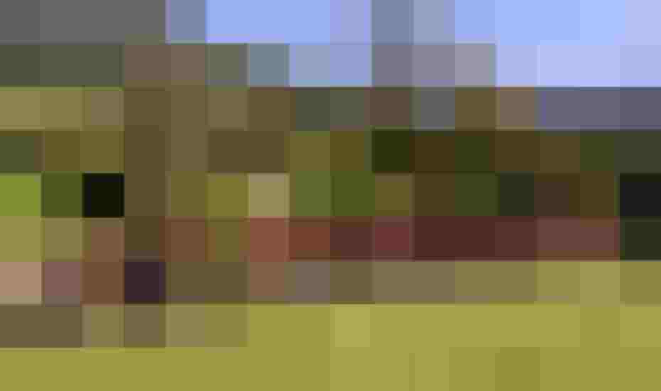 Gruppe in traditioneller Schützenkleidung auf einer Wiese vor hügeliger Landschaft